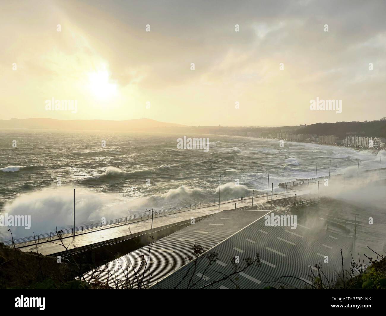 Una violenta e potente tempesta sbatte nella Douglas Promenade sull'Isola di Man con enormi onde e forti venti soffiati al largo del Mare d'Irlanda Foto Stock