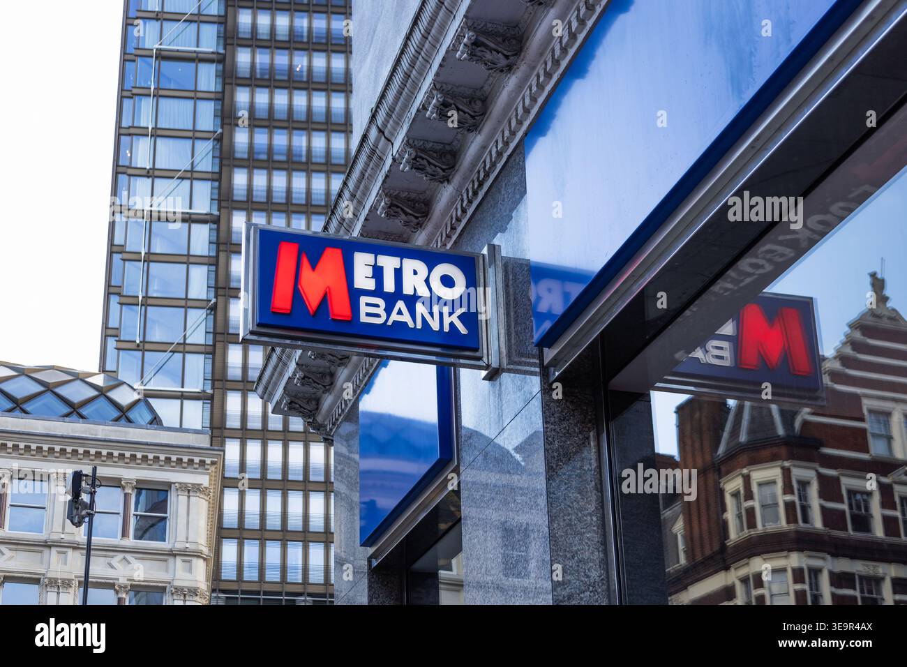 Insegna di filiale della metro Bank su una moderna facciata in vetro. Londra, Regno Unito, 11 febbraio 2023 Foto Stock