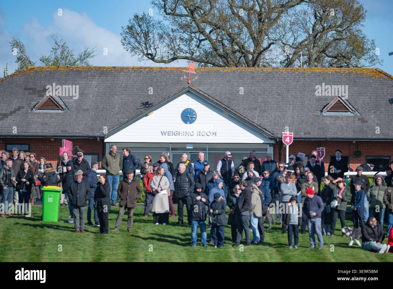 La sala di pesatura e i partecipanti a Bangor-on-Dee. Crediti JTW equine Images / Alamy Foto Stock