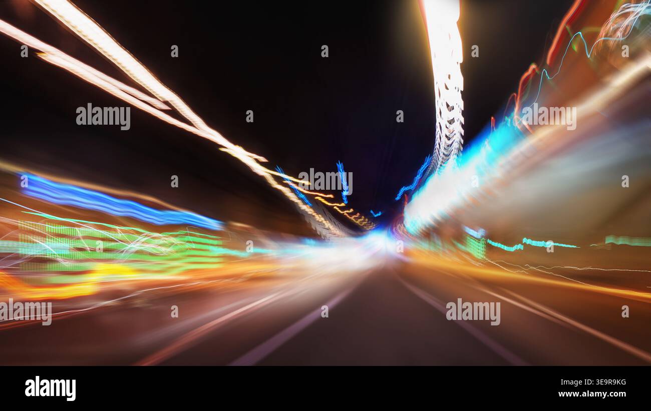 Tecnologia panoramica ad alta velocità nel concetto di grande città, sfondo chiaro astratto. Concetto di velocità. Foto Stock
