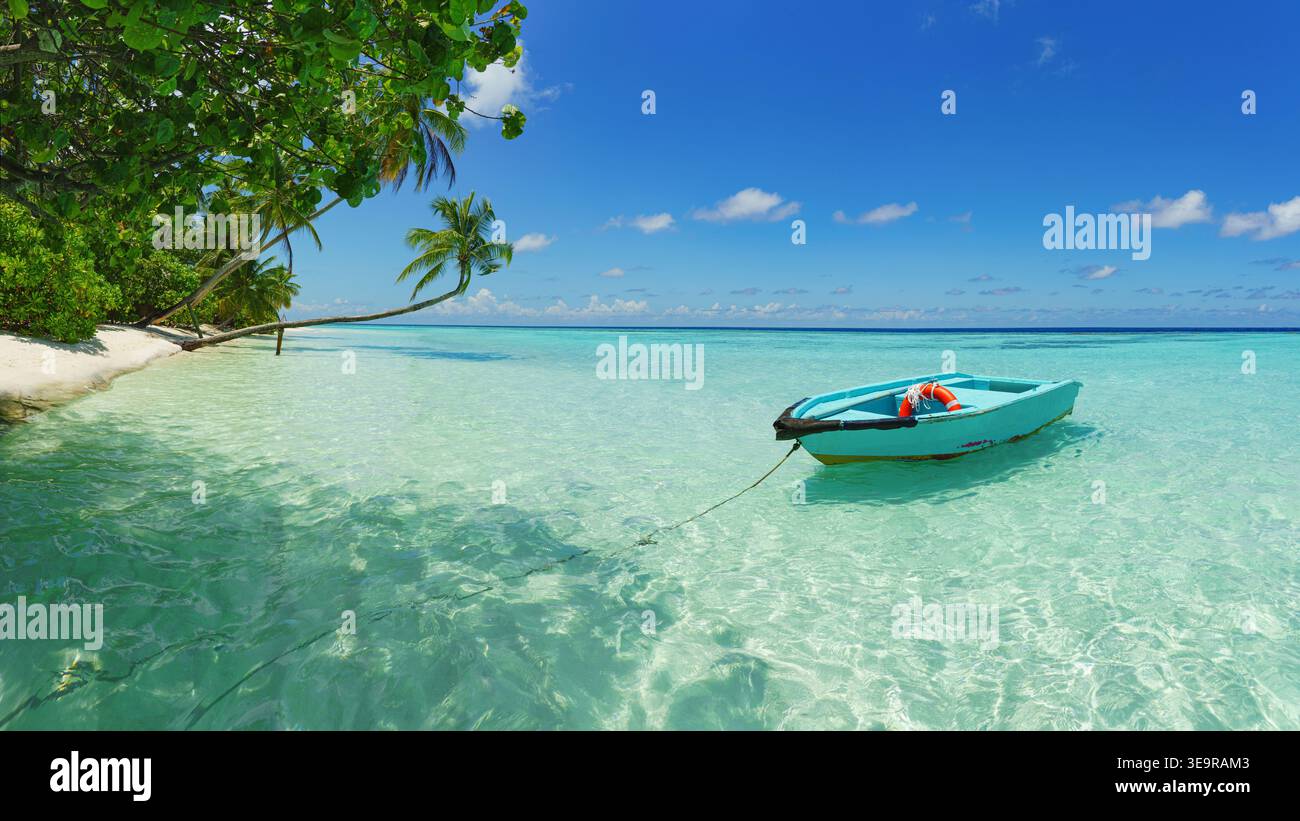 Splendida isola tropicale delle maldive con una barca - Panorama. Tempo libero per le vacanze estive. Foto Stock