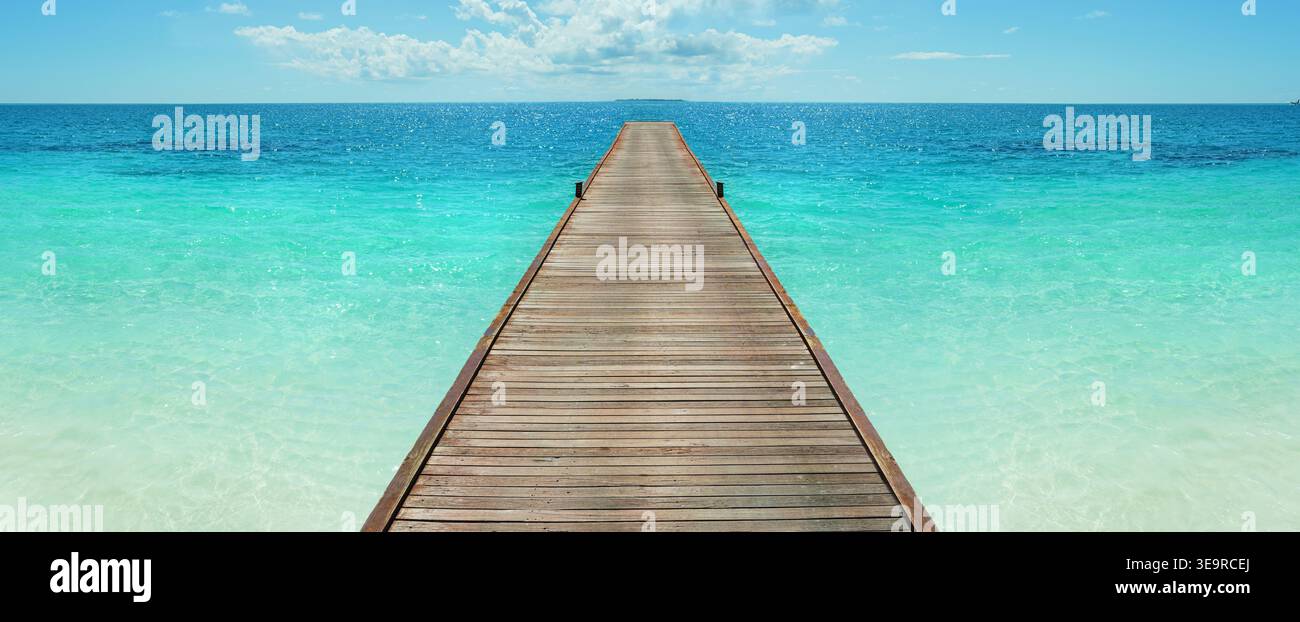 Molo in legno nell'oceano indiano turchese. ben fatto per le vacanze. Foto Stock