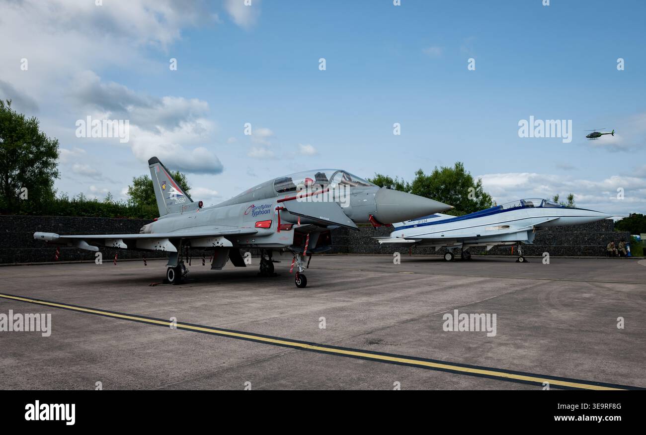 Eurofighter Typhoon da.4 ZH590 e BAE EAP in esposizione statica al RAF Cosford Air Show del 2025. Credit JTW Aviation Images / Alamy Foto Stock