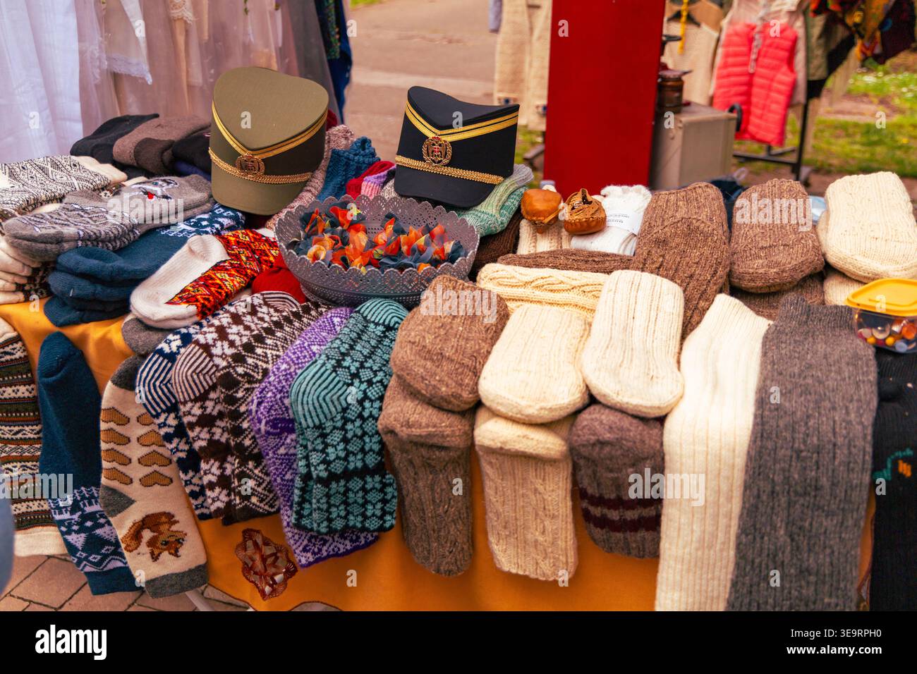Mercato all'aperto con calze in lana colorata Foto Stock
