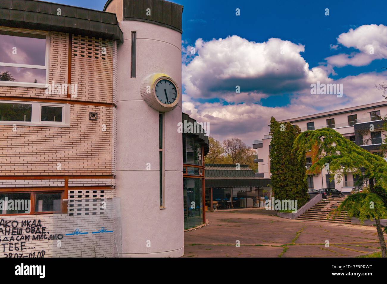 Torre dell'orologio della scuola all'aperto di ako Ikad Nesh Ovae Foto Stock