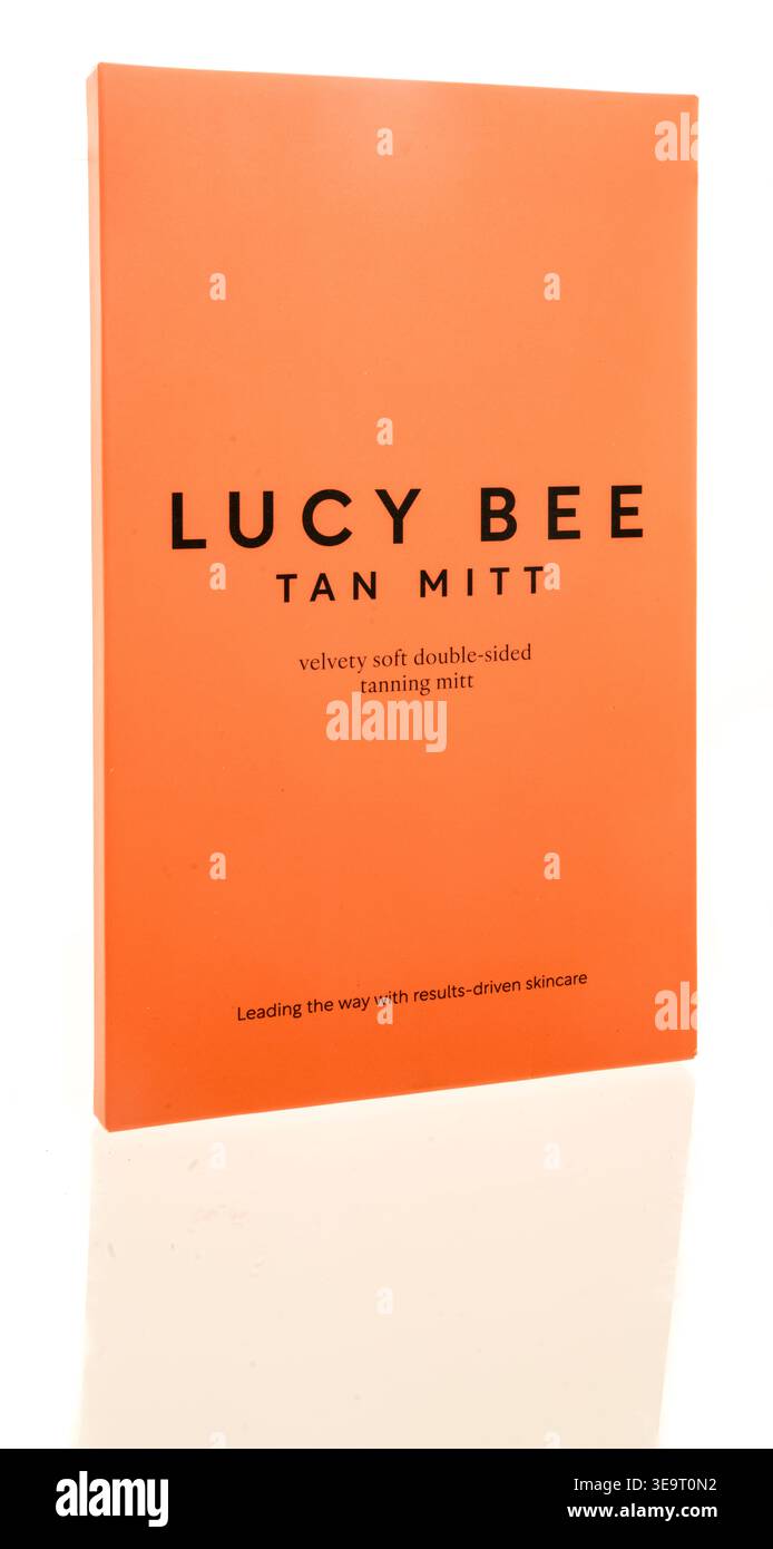 Winneconne, WI - 28 marzo 2026: Un pacchetto di Lucy Bee tan Mitt su un sfondo isolato. Foto Stock