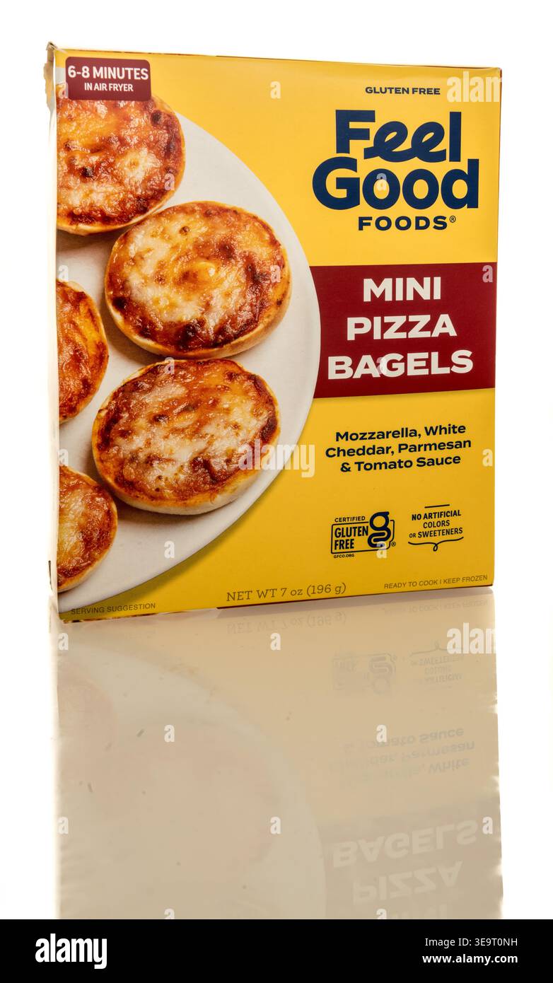 Winneconne, WI - 4 Apri l 2026: Un pacchetto di piccoli bagel per pizza Feel Good Foods su uno sfondo isolato. Foto Stock