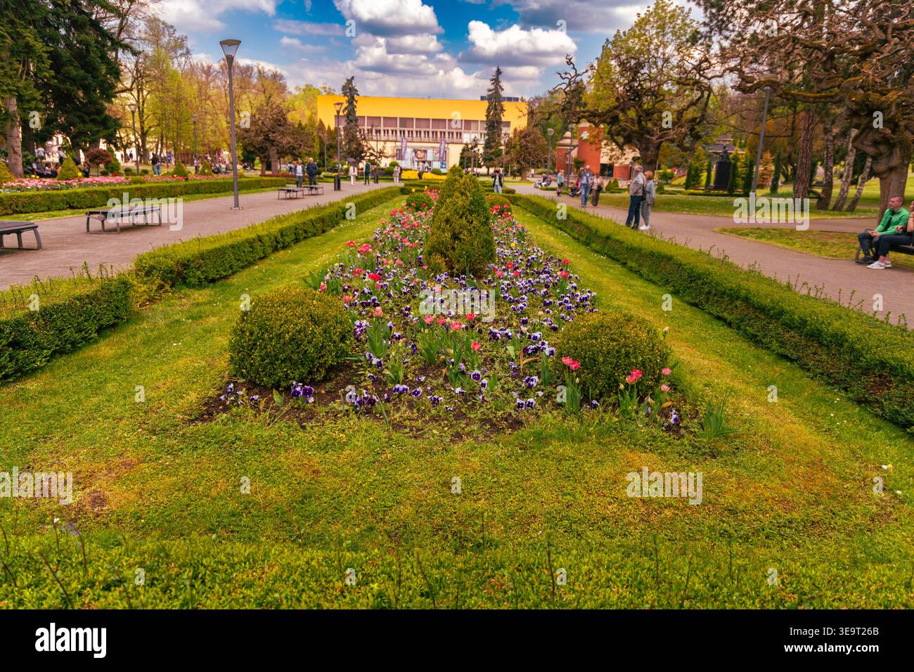 Parco pubblico urbano con coloratissime aiuole Foto Stock