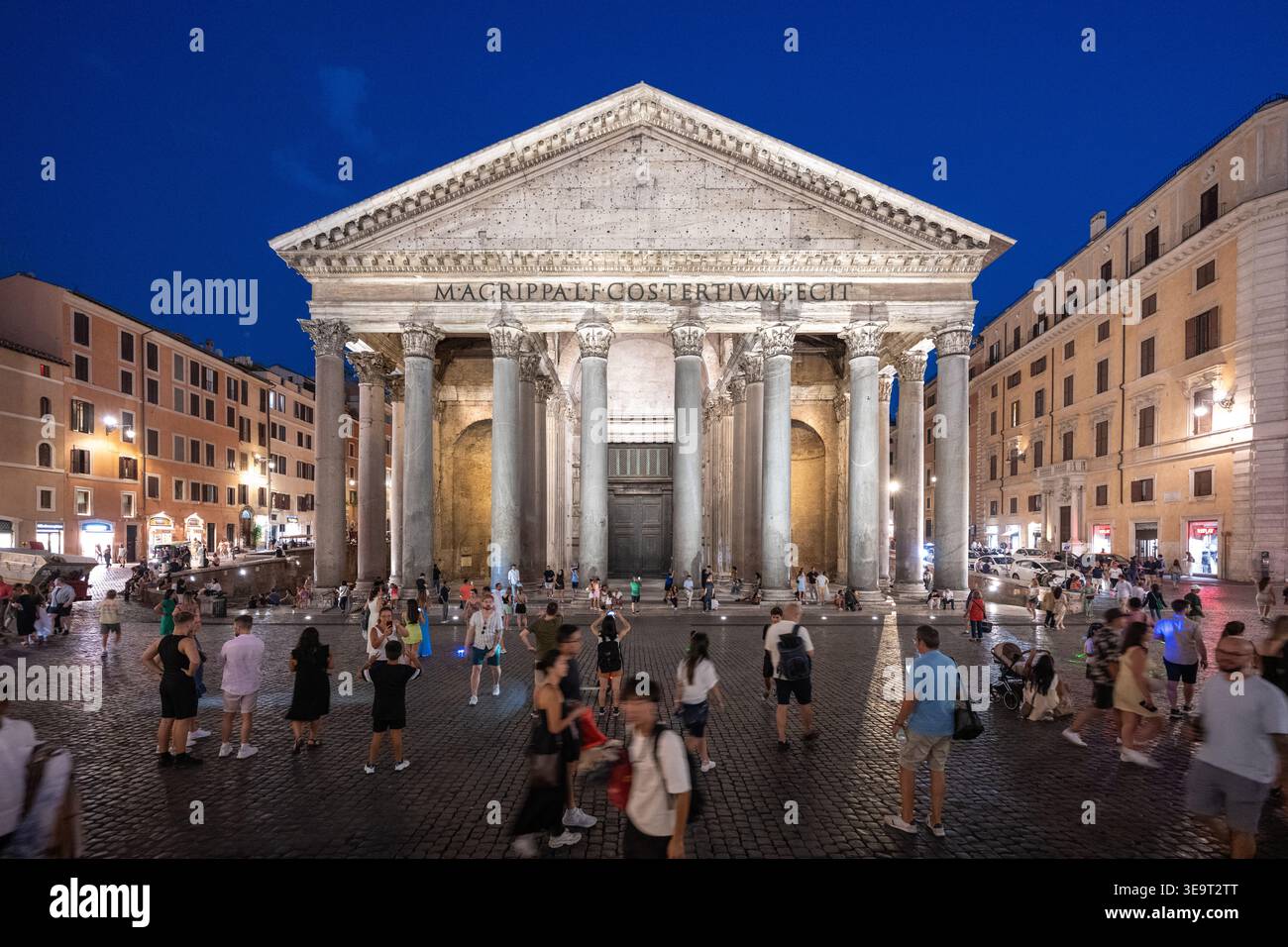 Roma, Italia - 28 agosto 2025: Affollamento in Piazza della Rotonda di fronte al portico illuminato del Pantheon (Santa Maria ad Martyres), con baraccopoli di granito Foto Stock