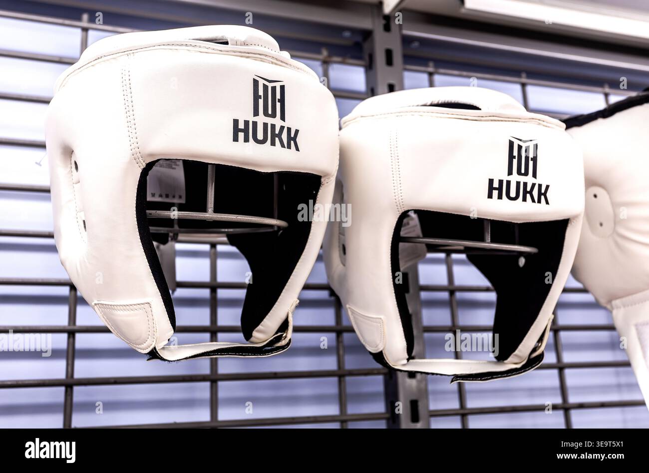 Samara, Russia - 7 febbraio 2026: Il casco da boxe in pelle Hukk viene venduto in un negozio sportivo. Attrezzature sportive, protezione per la testa Foto Stock