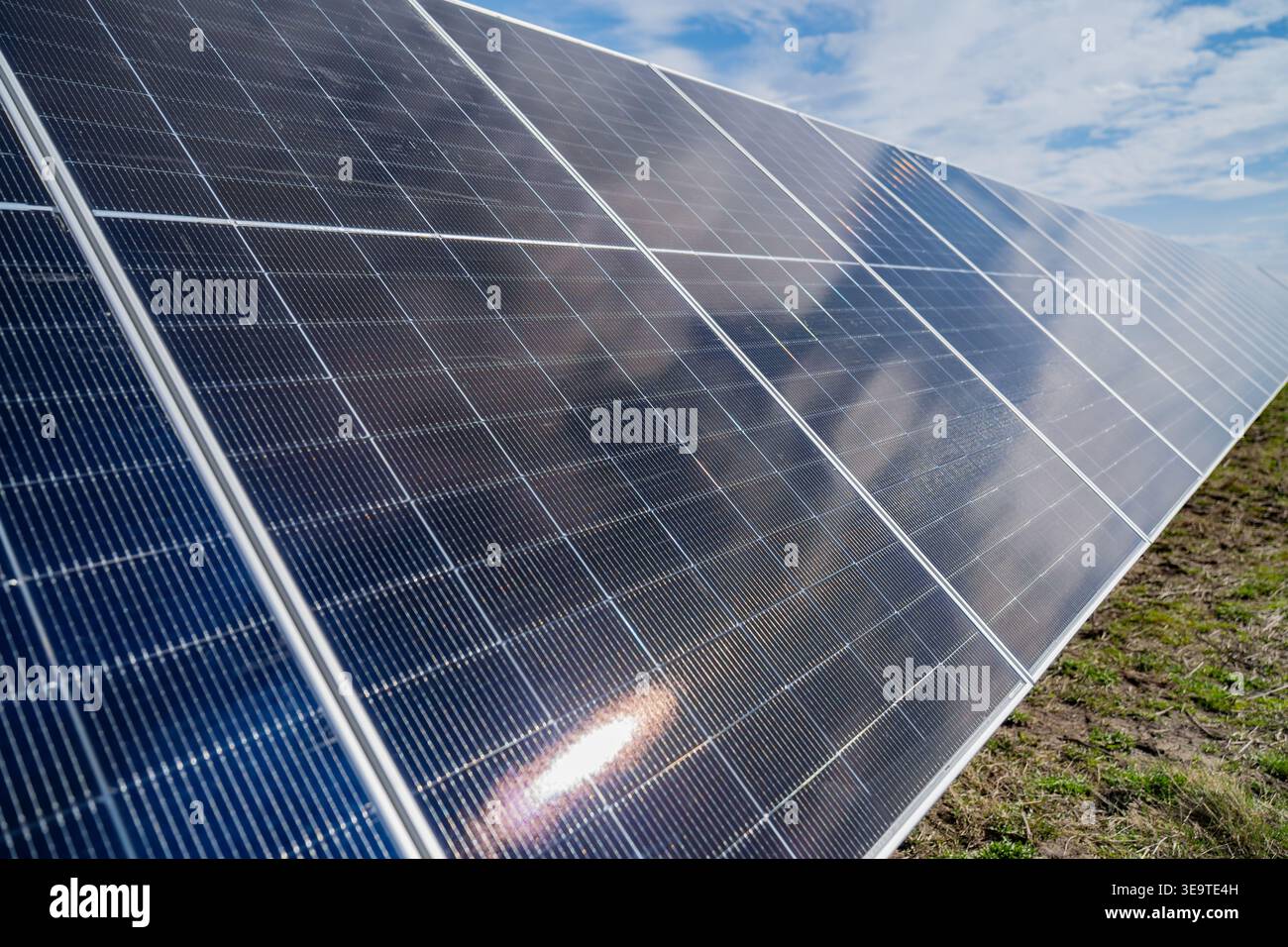 Installazione di pannelli solari per la produzione di energia rinnovabile in aree rurali che forniscono una soluzione energetica sostenibile per le infrastrutture moderne e Foto Stock