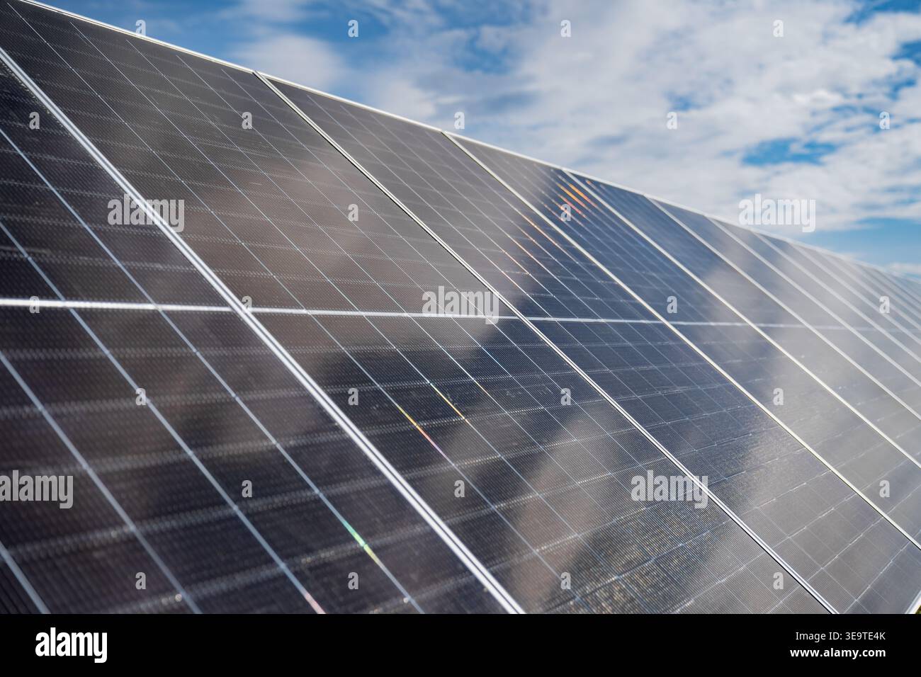 Moderna installazione di pannelli solari per la generazione di energia industriale che mostra la struttura delle celle in silicio come parte della transizione energetica a emissioni zero e globale Foto Stock