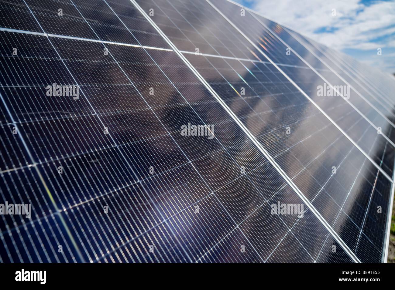 Installazione di array solari su larga scala in un'area rurale progettata per una produzione di energia sostenibile e per ridurre le emissioni di carbonio nel powe globale Foto Stock