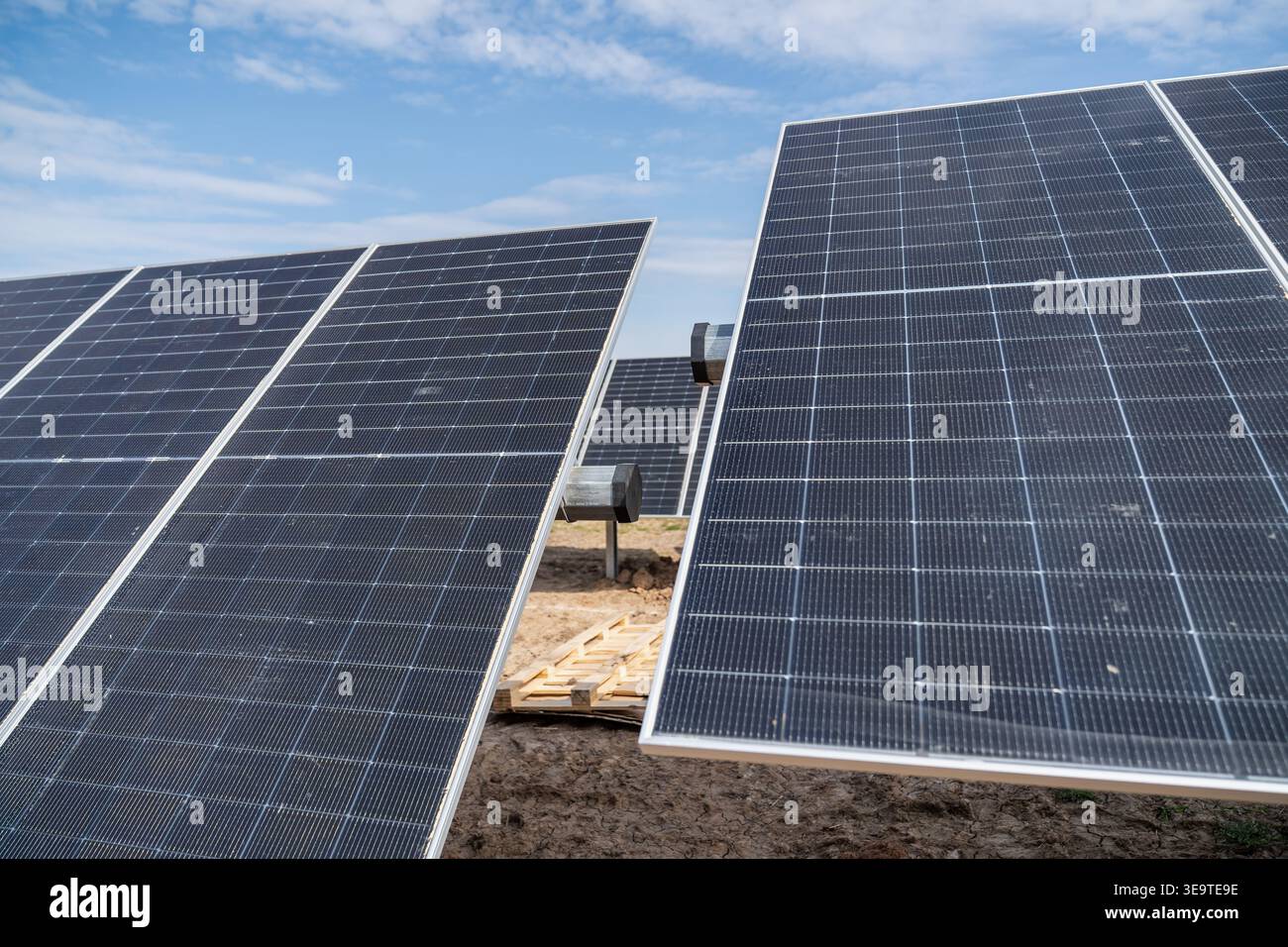 Sviluppo di impianti solari industriali con array di tracciamento motorizzati per la generazione di energia elettrica pulita e la riduzione delle emissioni di carbonio nell'ambiente Foto Stock