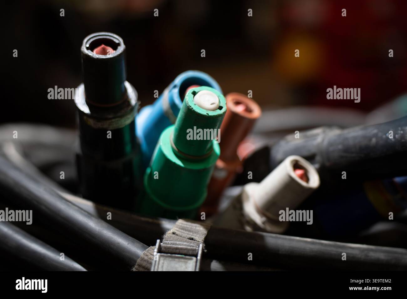 Set di connettori industriali powerlock per impieghi pesanti in vari colori per la distribuzione dell'alimentazione elettrica ad alta tensione in occasione di eventi professionali o temporanei Foto Stock