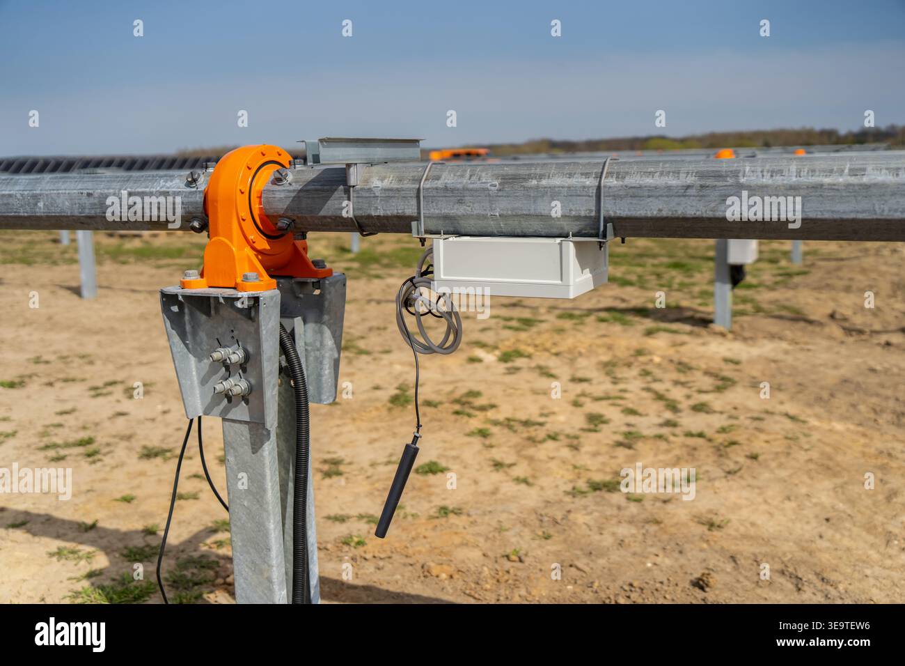 Meccanismo di inclinazione automatizzato del pannello solare con motore di azionamento industriale e hardware dell'unità di controllo per ottimizzare la produzione di energia in un ambiente sostenibile Foto Stock