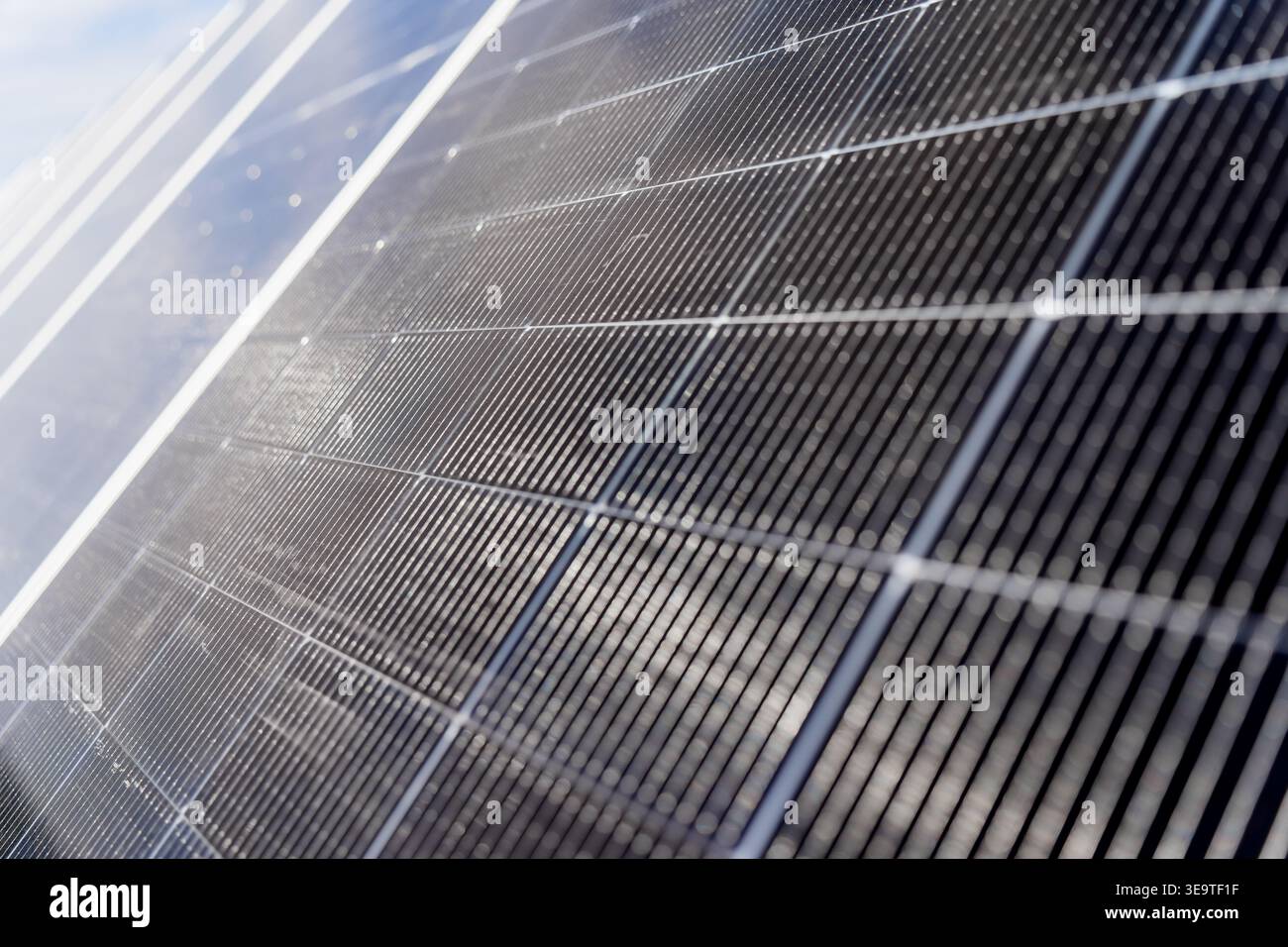 Primo piano tecnico di un pannello di pannelli solari che mette in evidenza l'ingegneria di sistemi di energia rinnovabile per soluzioni di cambiamento climatico e marke energetico globale Foto Stock