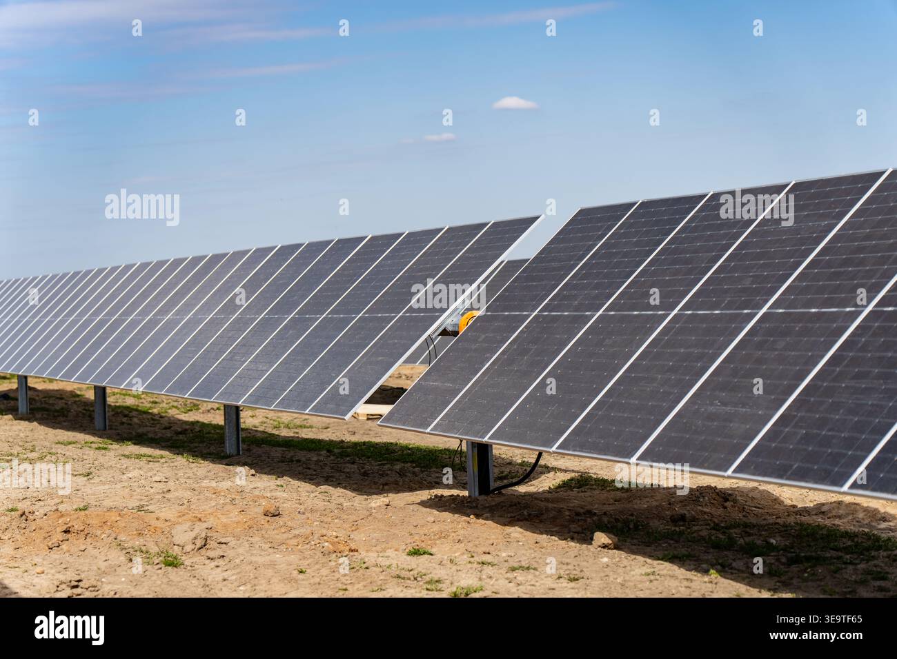 Sistema ad array solare professionale in un'area di campagna aperta incentrata sulla generazione di energia ecologica attraverso la tecnologia fotovoltaica per il clima chang Foto Stock