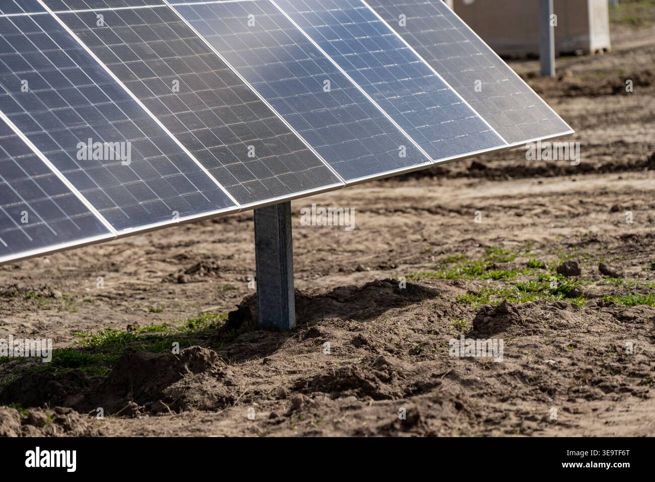 Installazione di pannelli solari sul terreno del cantiere per il progetto di un'azienda agricola a energia sostenibile e lo sviluppo di infrastrutture per l'energia rinnovabile per IND Foto Stock