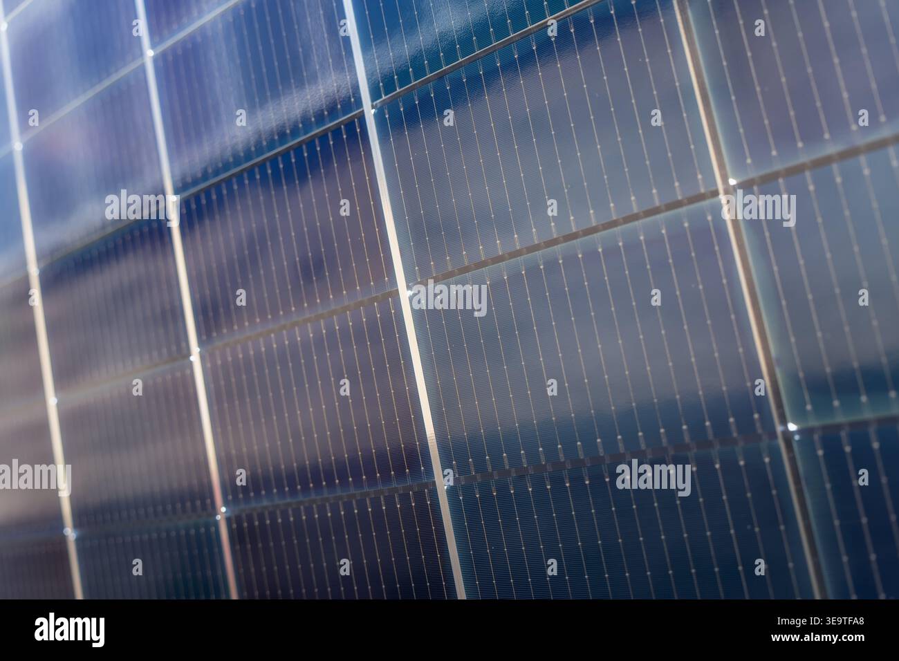 Vista macro della superficie del pannello solare fotovoltaico con celle in silicio ad alta efficienza e vetro riflettente per la tecnologia delle energie rinnovabili e la sostenibilità Foto Stock