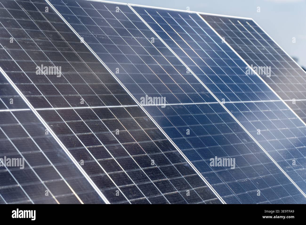 I moderni moduli per impianti a energia solare installati per la produzione di energia pulita e progetti di sostenibilità ambientale che forniscono soluzioni energetiche alternative Foto Stock