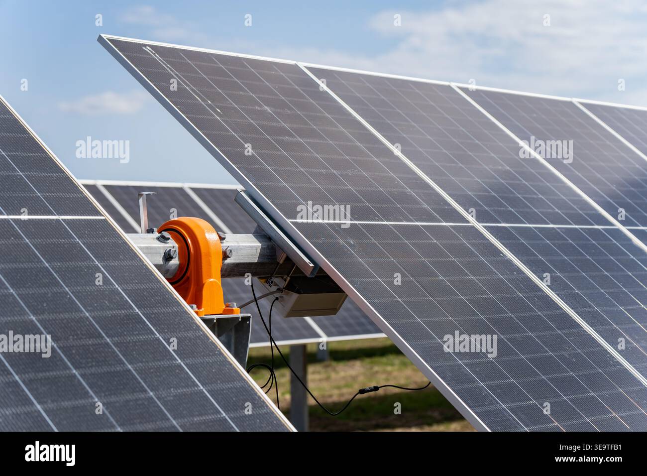 Automazione industriale nel settore delle energie rinnovabili con sistema motorizzato di inclinazione dei pannelli solari per un'efficienza sostenibile delle centrali elettriche e tecnologia verde Foto Stock