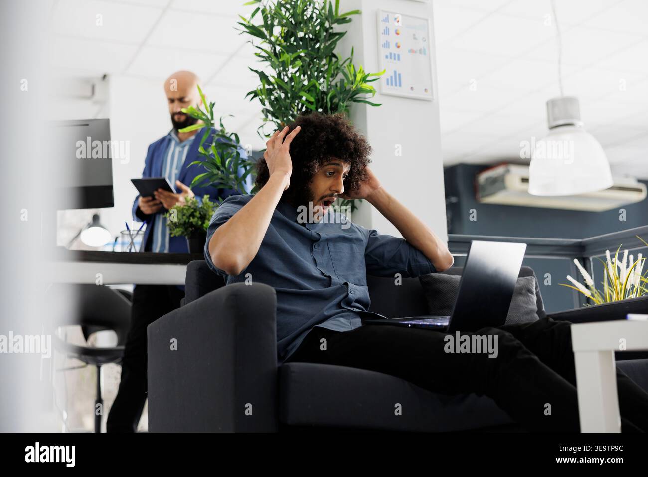 Imprenditore arabo soddisfatto dell'elevato roi delle vendite dei prodotti, verificando il rapporto finanziario sui notebook. Il manager esecutivo dell'azienda Start-up è entusiasta e tiene testa mentre analizza i profitti degli investimenti Foto Stock