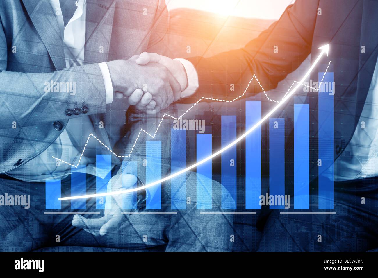 Un primo piano di una stretta di mano tra due professionisti del settore simboleggia la partnership e la collaborazione, insieme a grafici di crescita finanziaria Foto Stock