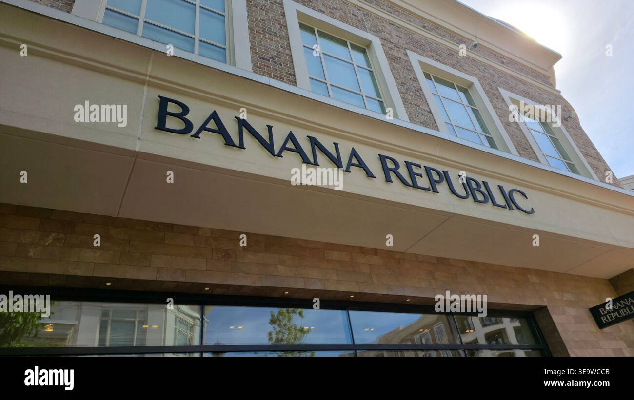 Negozio esterno di Banana Republic con cartelli di marca sulla facciata dell'edificio nel quartiere dello shopping di Alpharetta, Georgia, USA - Immagine stock catturata con smartphone