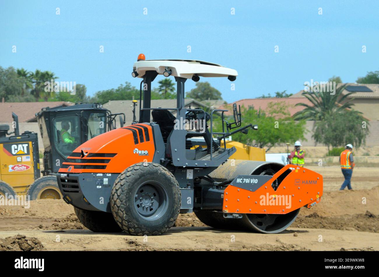 Maricopa, Arizona - 14 aprile 2026: Un compattatore vibrante per terreno Hamm HC 70i VIO presso Urban Development Construction Site with Workers Foto Stock