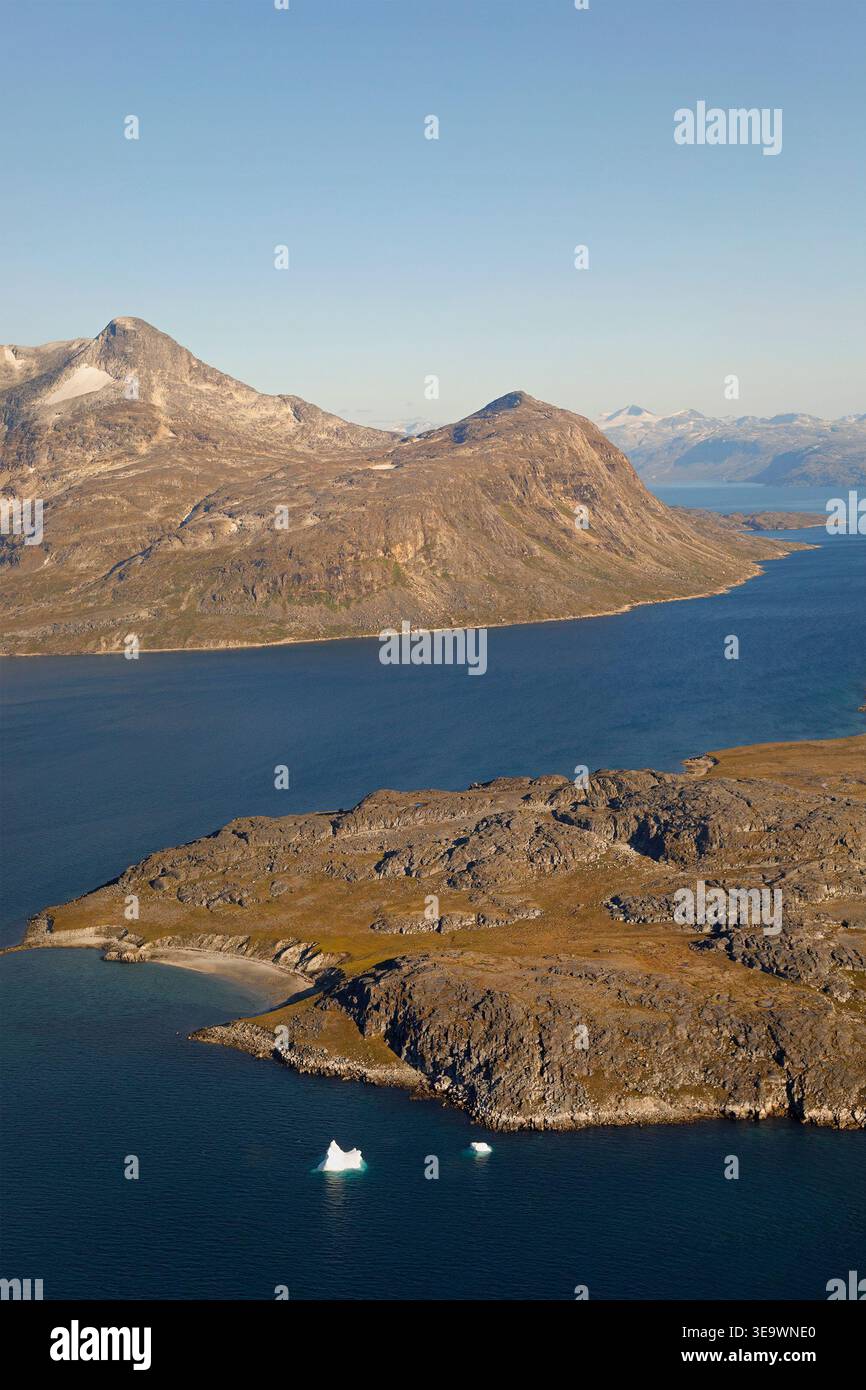 Vista aerea delle montagne e dell'Oceano Artico lungo la costa sud-occidentale della Groenlandia Foto Stock