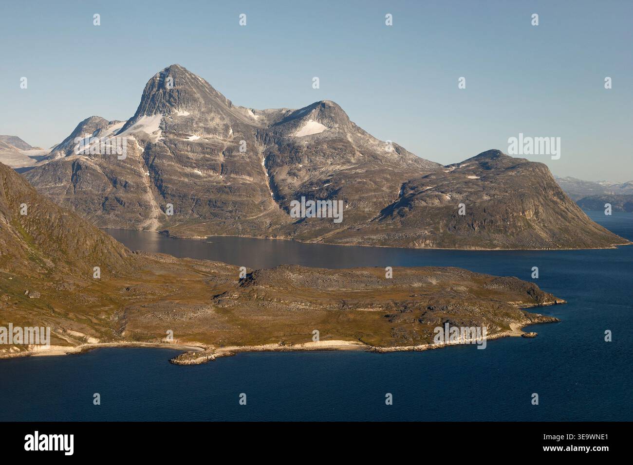 Vista aerea delle montagne e dell'Oceano Artico lungo la costa sud-occidentale della Groenlandia Foto Stock