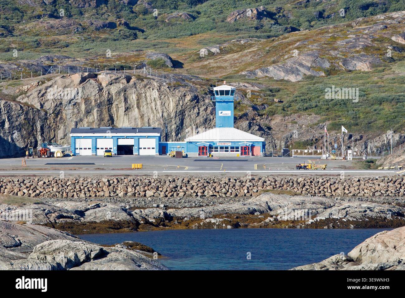 La torre di controllo dell'aeroporto di Sisimiut e il terminal sulla costa occidentale della Groenlandia si affacciano sullo stretto di Davis dell'Oceano Artico Foto Stock