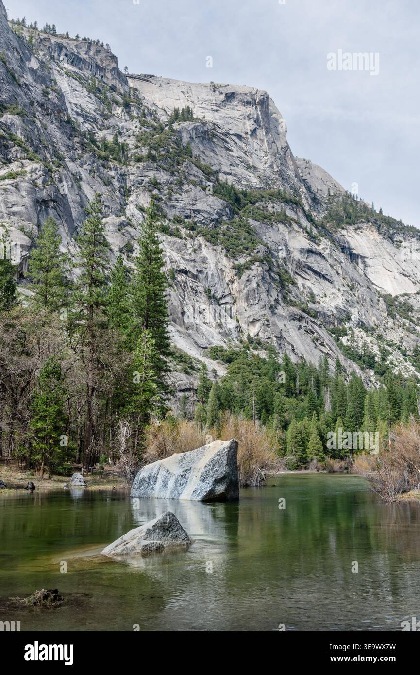 Grandi rocce nel mezzo del lago Mirror nel Parco Nazionale di Yosemite Foto Stock