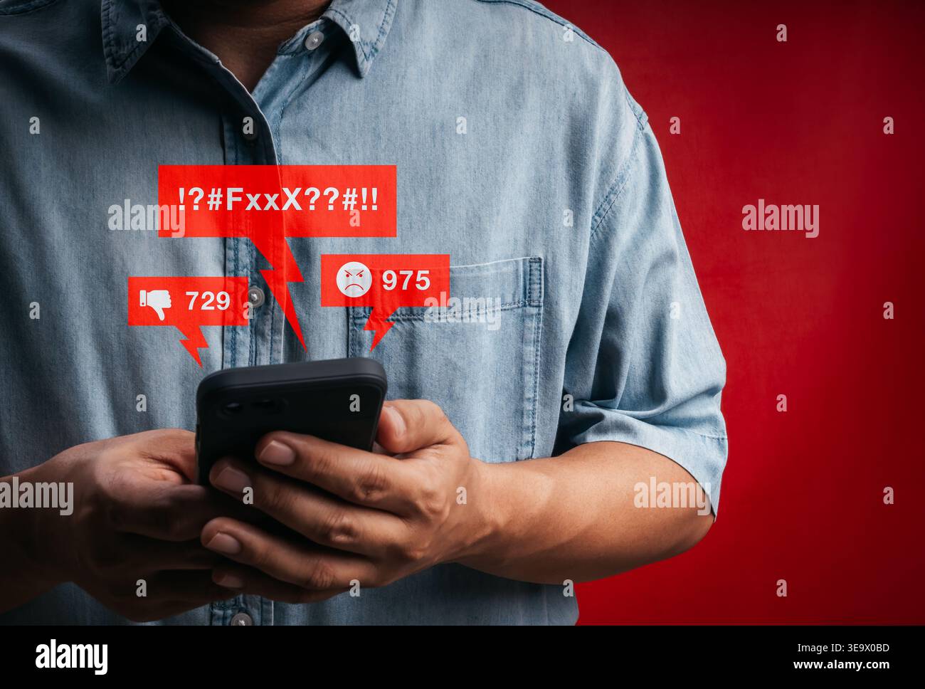 Concetto di cyberbullismo e molestie online con smartphone e reazioni negative sui social media. Commenti tossici, discorsi di odio, trolling su Internet e di Foto Stock