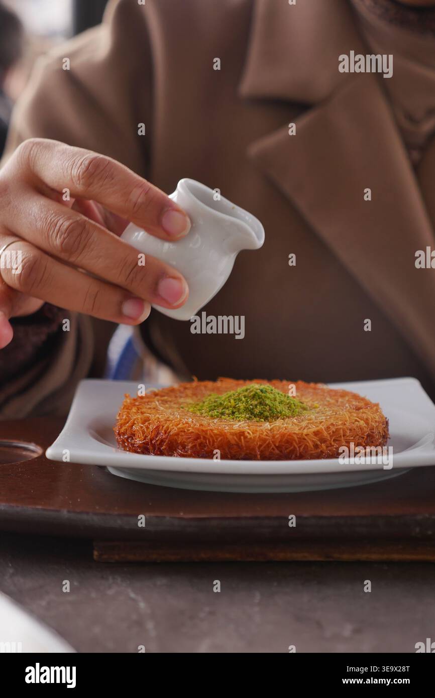 Gustatevi il kunefe in un caffè con pasticceria e salsa Foto Stock
