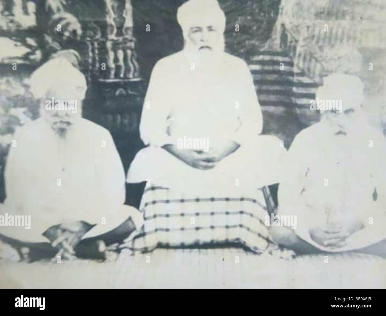 Baba Prem Singh (1882–1950) è stato un venerato santo Sikh e leader spirituale, ampiamente noto per i suoi insegnamenti e contributi al sikhismo. Questa fotografia lo cattura insieme ad altri due Sikh, dando uno sguardo alla comunità Sikh prima del 1951. Foto Stock