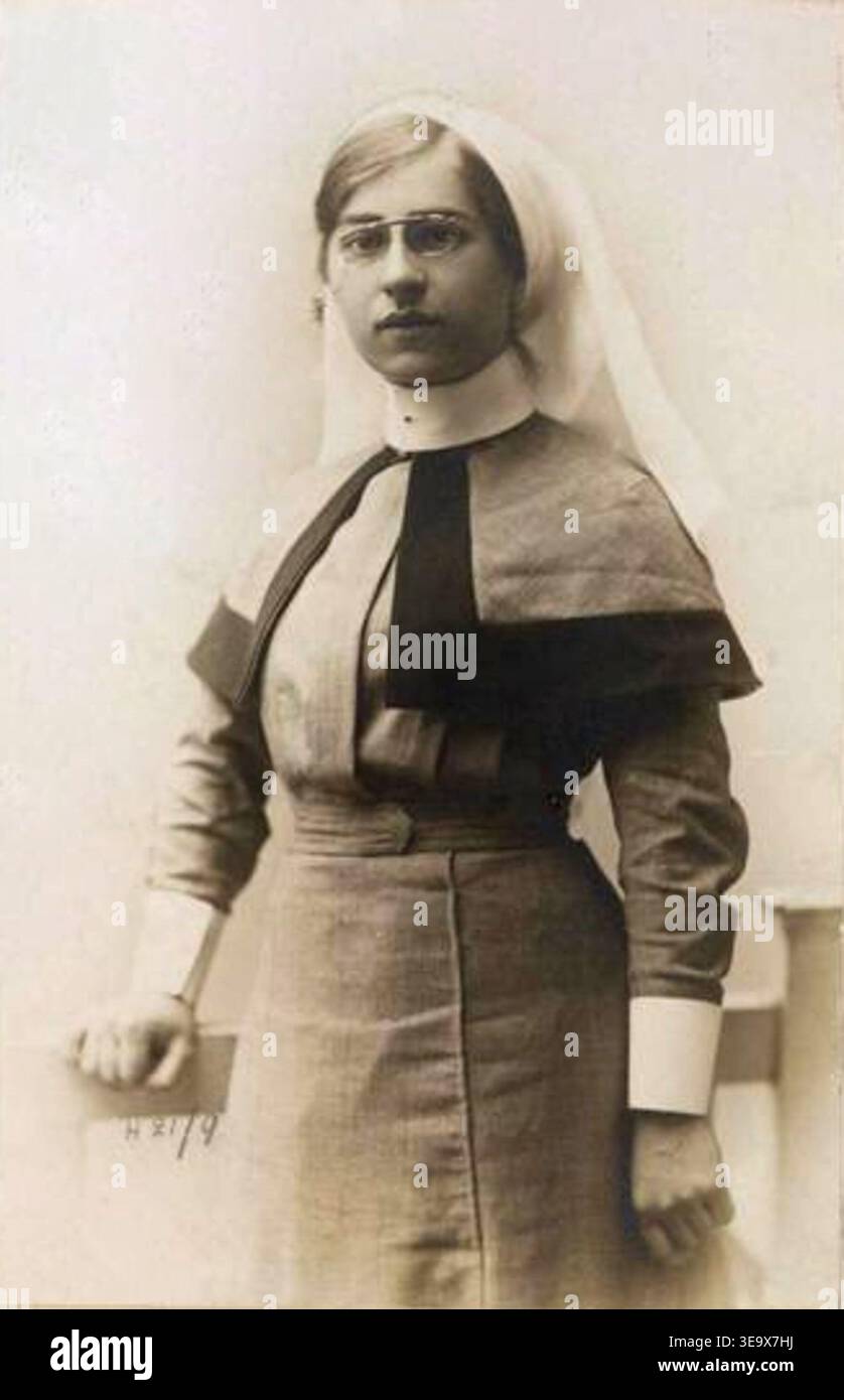 Nellie Spindler (1891–1917) è stata un'infermiera britannica che ha prestato servizio durante la prima guerra mondiale e ha tragicamente perso la vita nel 1917. Faceva parte dei volontari e lavorava negli ospedali da campo. Questo ritratto fu fatto prima della sua morte, probabilmente durante il suo servizio in guerra. Foto Stock