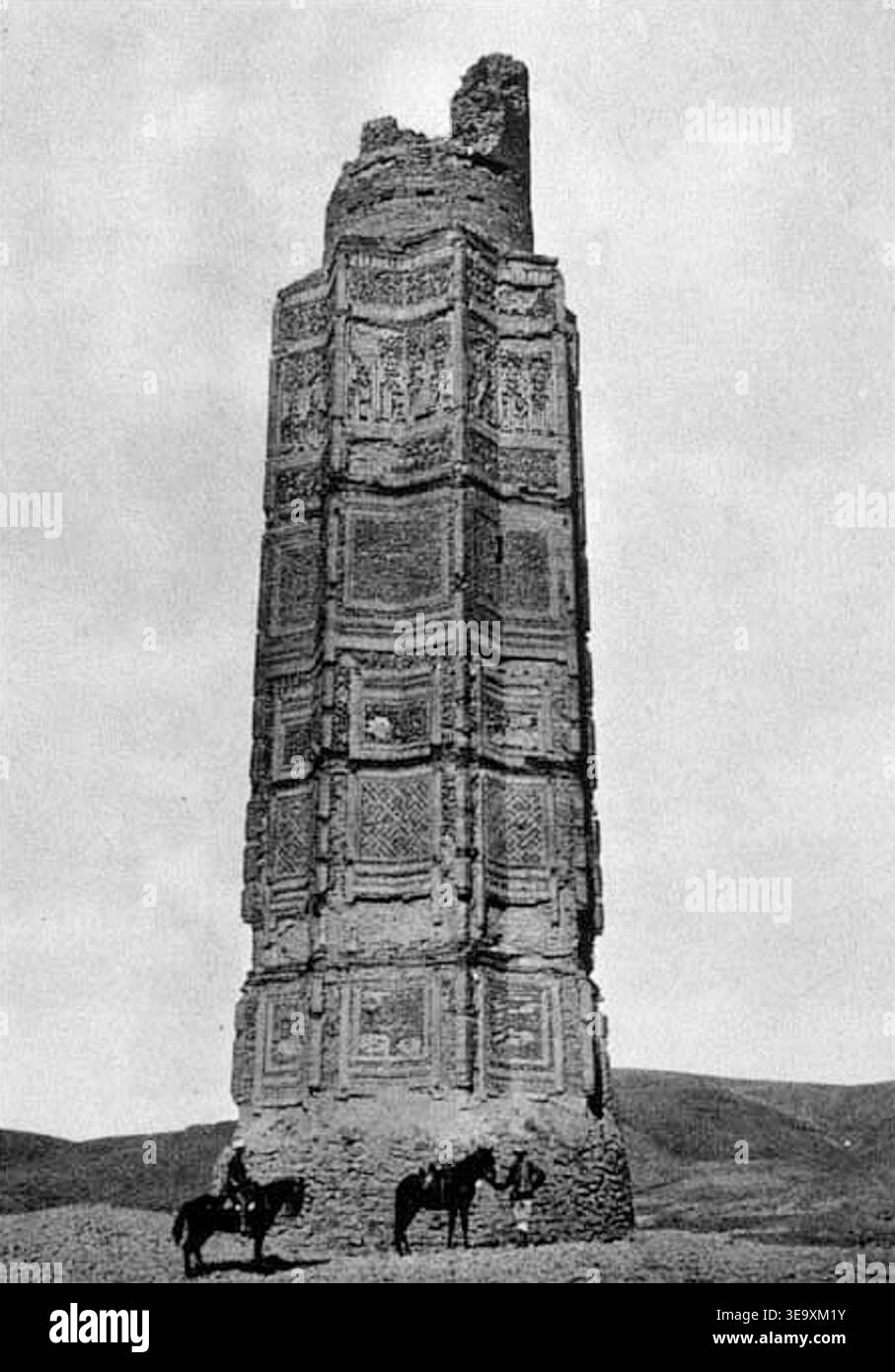 Oscar von Niedermayer (1885–1948), un esploratore tedesco, catturò il minareto Mas'ud III B. Ibrahim a Ghazni, Afghanistan, nel 1916–1917. Costruito tra il 1099 e il 1115 d.C., questo minareto è un importante esempio di architettura selgiuchide, ora parzialmente crollata. Foto Stock