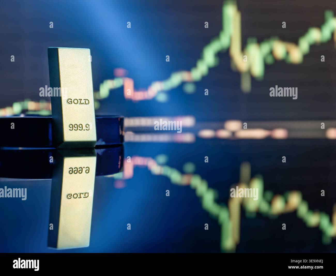Investimento sicuro. Gold bar 999,9 e grafici a candelabro del mercato azionario su sfondo blu scuro. Foto Stock