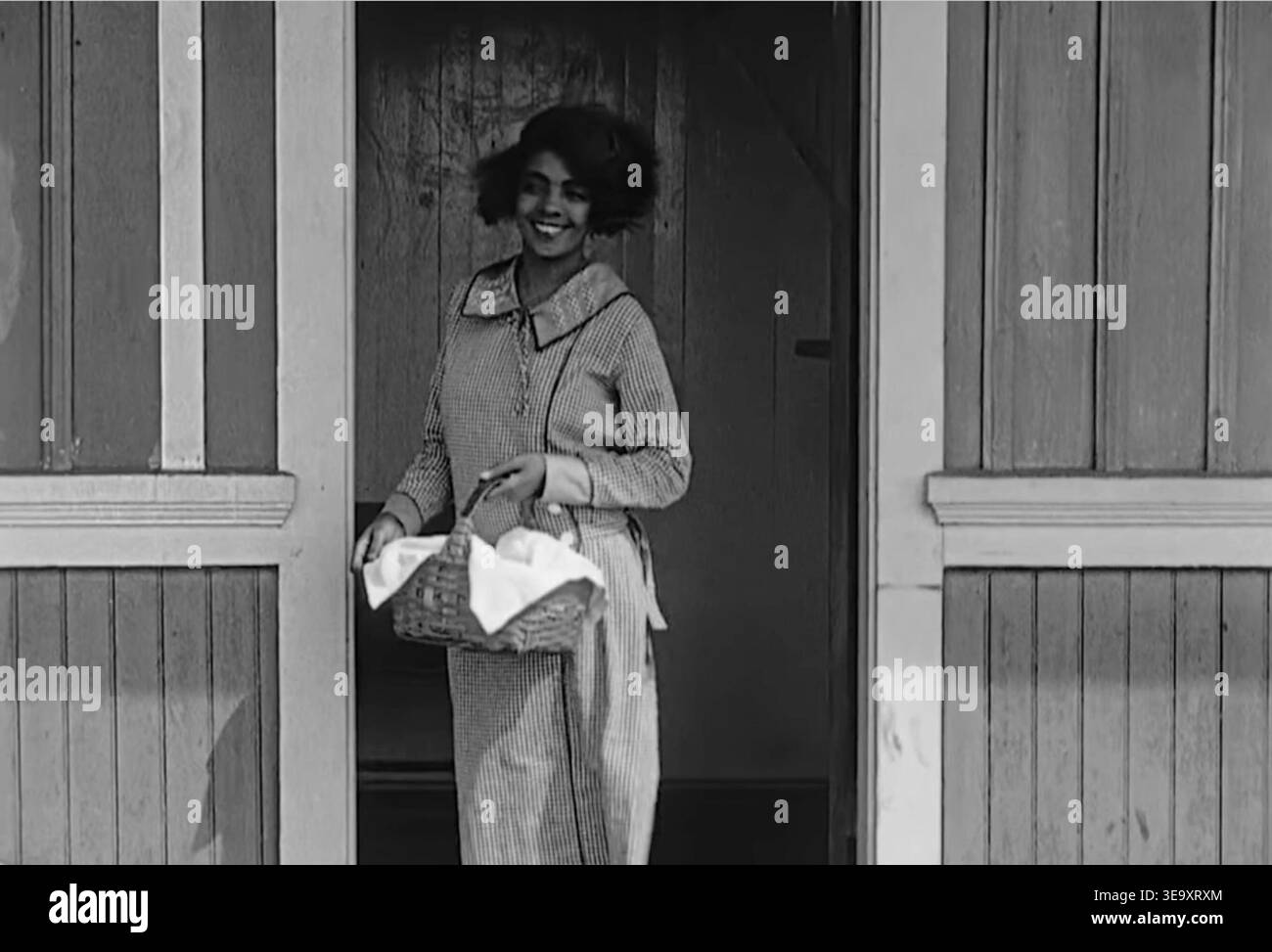 Kathryn Boyd è stata un'attrice apparsa nel film muto del 1926 The Flying Ace prodotto dai Norman Studios, una compagnia americana nota per i film con calchi afroamericani. L'immagine d'archivio registra un fotogramma fermo al timestamp 5:08, documentando le prestazioni e l'ambiente all'interno di un cinema a tema aeronautico. Foto Stock