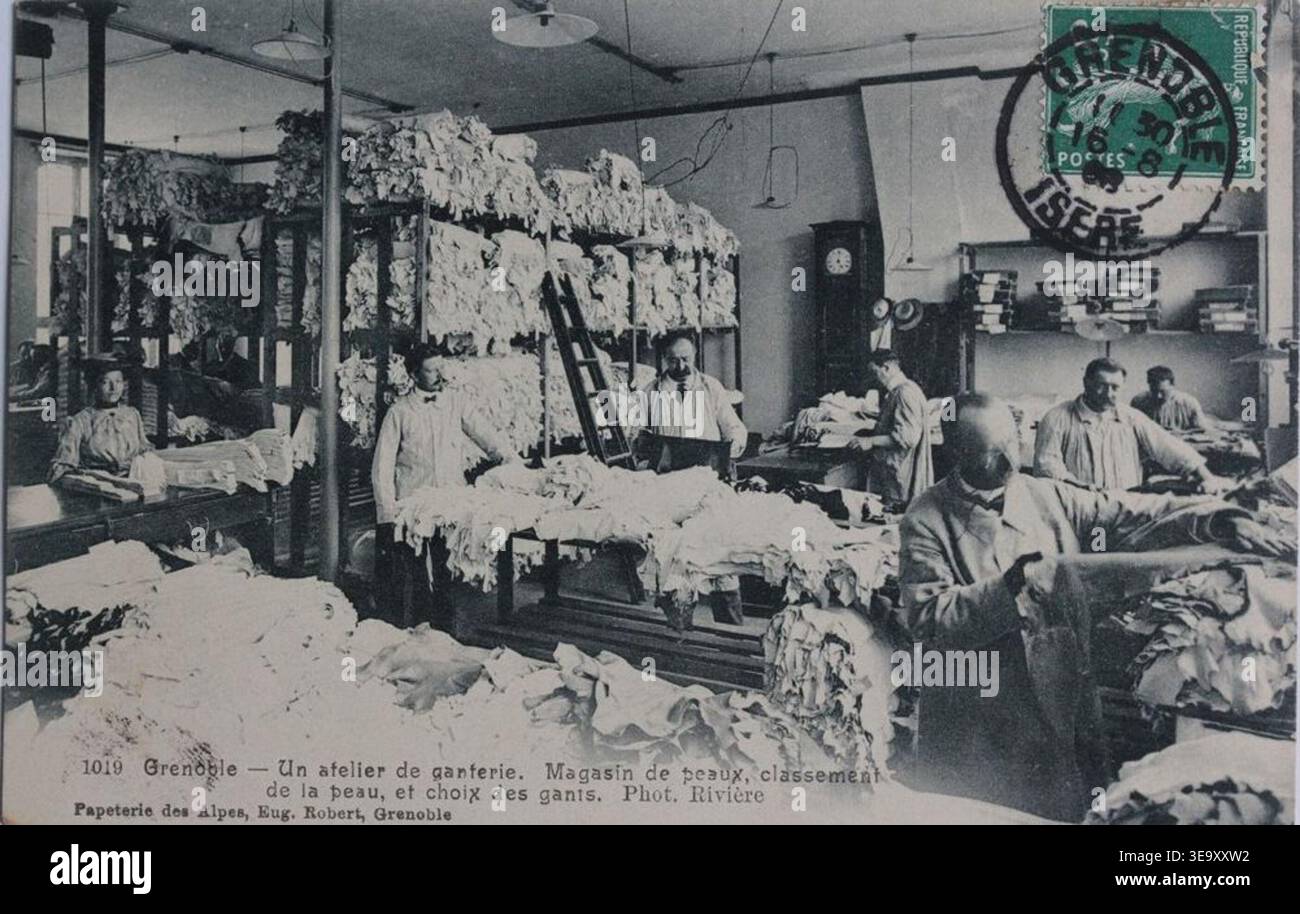 EUG. Robert (attivo all'inizio del XX secolo) documentò laboratori di fabbricazione dei guanti a Grenoble. La stampa fotografica di archivio cattura un'area di conservazione e di ordinamento della pelle per la selezione dei guanti intorno al 1908. Foto Stock