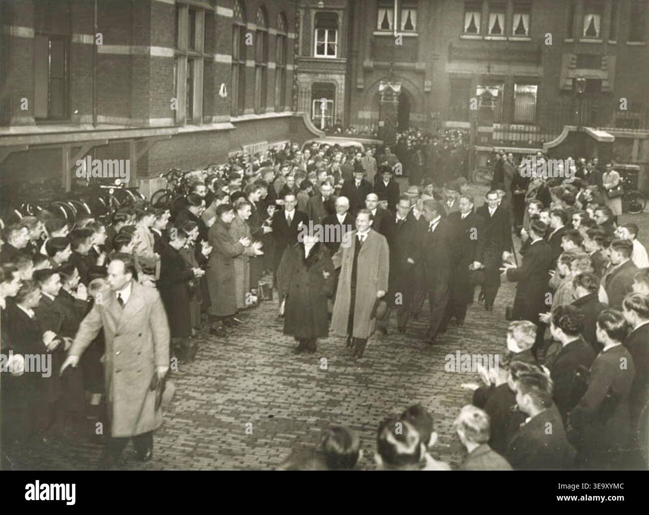 Il Prof. Dr. Peter Debye (1884–1966) è stato un chimico fisico olandese e premio Nobel per la chimica nel 1936; l'immagine archivistica della collezione RHCL Maastricht registra la sua visita con sua madre durante la sua onorabilità al Gemeentelijke H.B.S. e allo Stedelijk Gymnasium, Helmstraat 1‑3, Maastricht, tre anni dopo il suo premio Nobel. Foto Stock