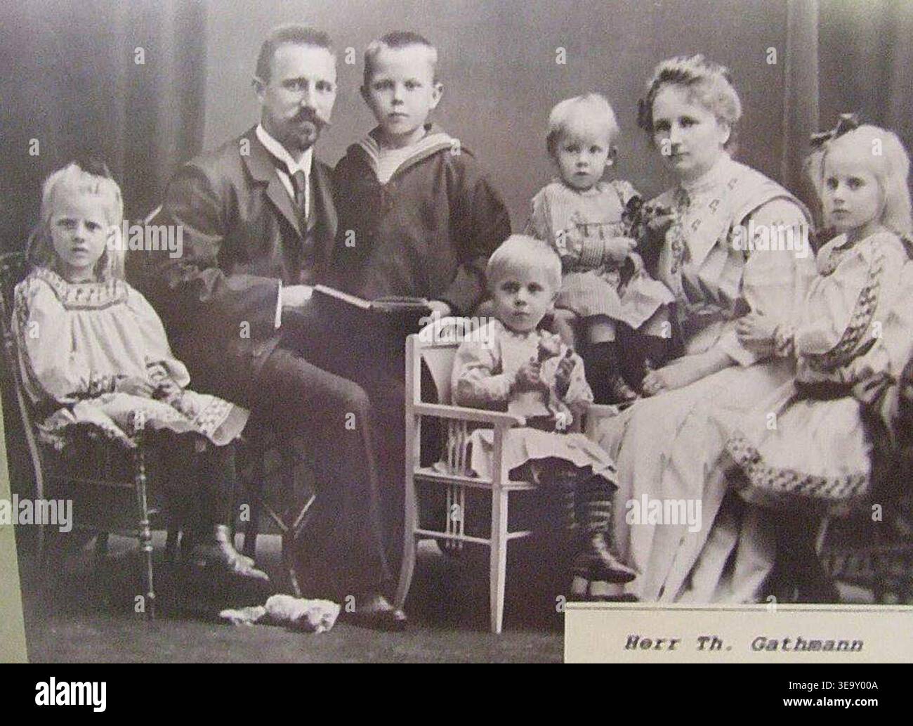 Theodor Gathmann (attivo dal 1905 al 1908) fu il direttore dell'OMEG. La stampa fotografica d'archivio documenta Gathmann con la sua famiglia durante il suo mandato tra il 1905 e il 1908. Foto Stock