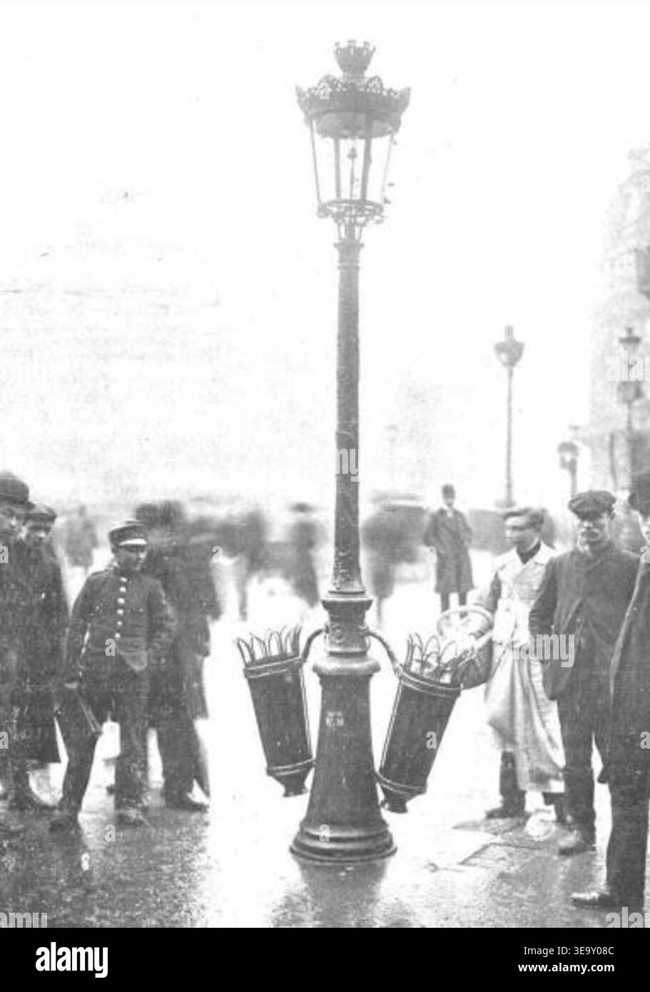 Papereres a París (1908) documenta i venditori di strada parigini durante l'inizio del XX secolo. L'immagine archivistica è riprodotta nel periodico il·lustració Catalana n.244 (2a era, 02/02/1908). La stampa fotografica storica cattura il commercio urbano e la vita di strada. Foto Stock