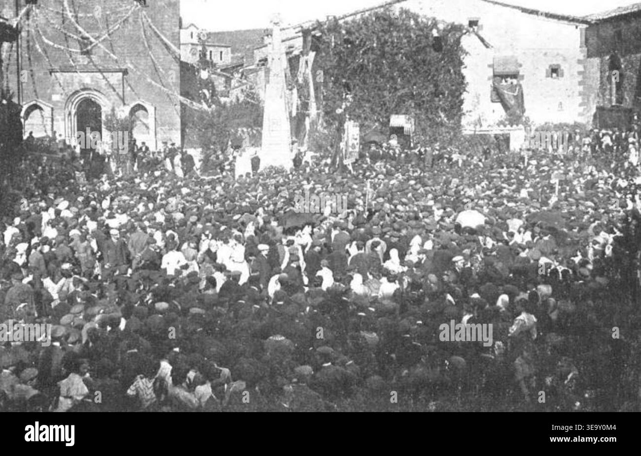 Adolf Mas i Ginesta (1861–1936) è stato un fotografo catalano noto per il suo lavoro che documenta eventi culturali chiave in Catalogna. Questa fotografia, scattata nel 1908, cattura l'inaugurazione del monumento *Pedró de Mossèn Cinto* a Folgueroles, un importante evento culturale catalano. Il disco fotografico d'archivio documenta la cerimonia in vivido dettaglio, pubblicato sulla rivista *il·lustració Catalana*. Foto Stock