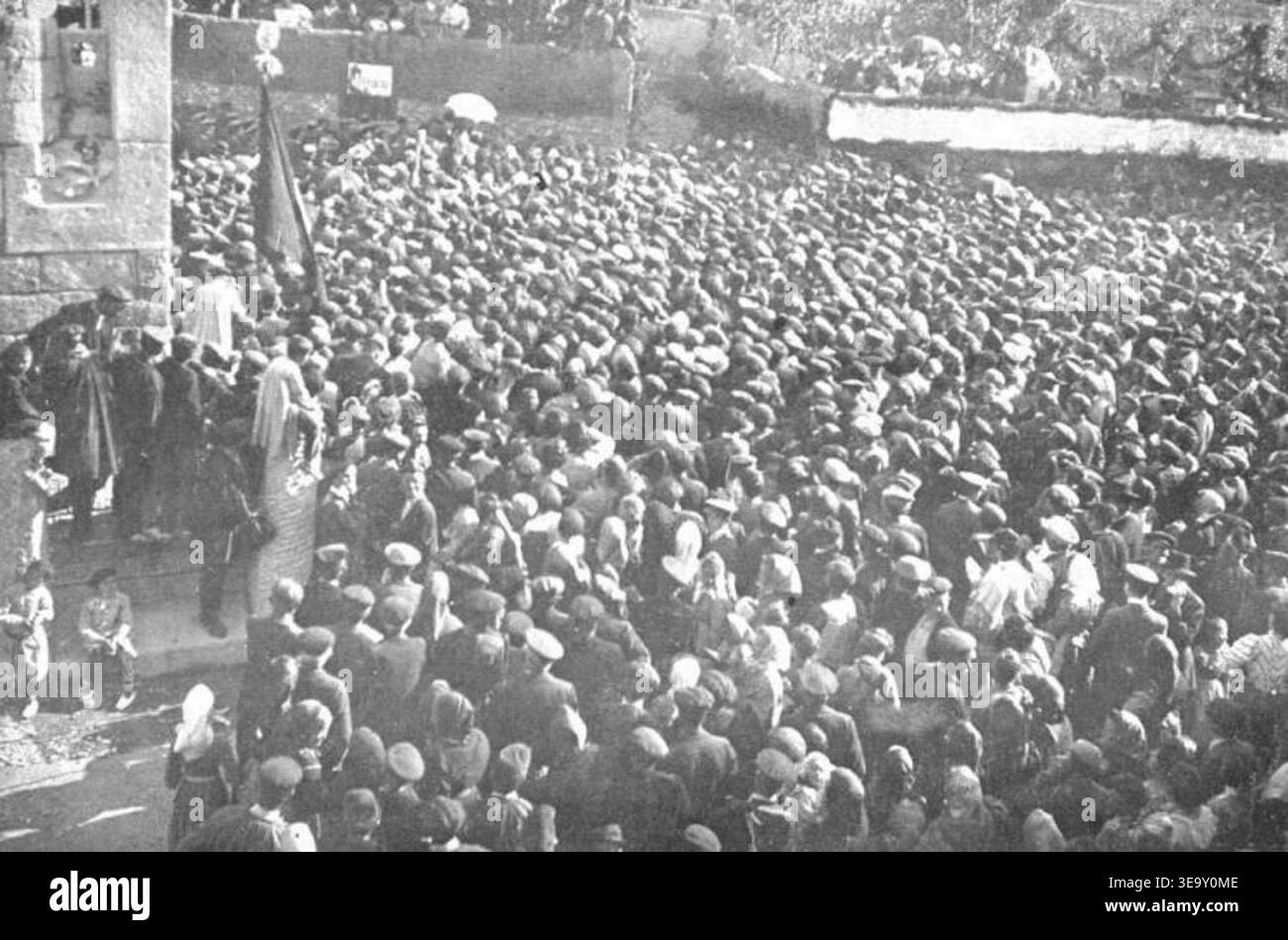 Adolf Mas i Ginesta (1861–1936) è stato un fotografo catalano noto per il suo lavoro che documenta eventi culturali chiave in Catalogna. Questa fotografia, scattata nel 1908, cattura l'inaugurazione del monumento *Pedró de Mossèn Cinto* a Folgueroles, un importante evento culturale catalano. Il disco fotografico d'archivio documenta la cerimonia in vivido dettaglio, pubblicato sulla rivista *il·lustració Catalana*. Foto Stock