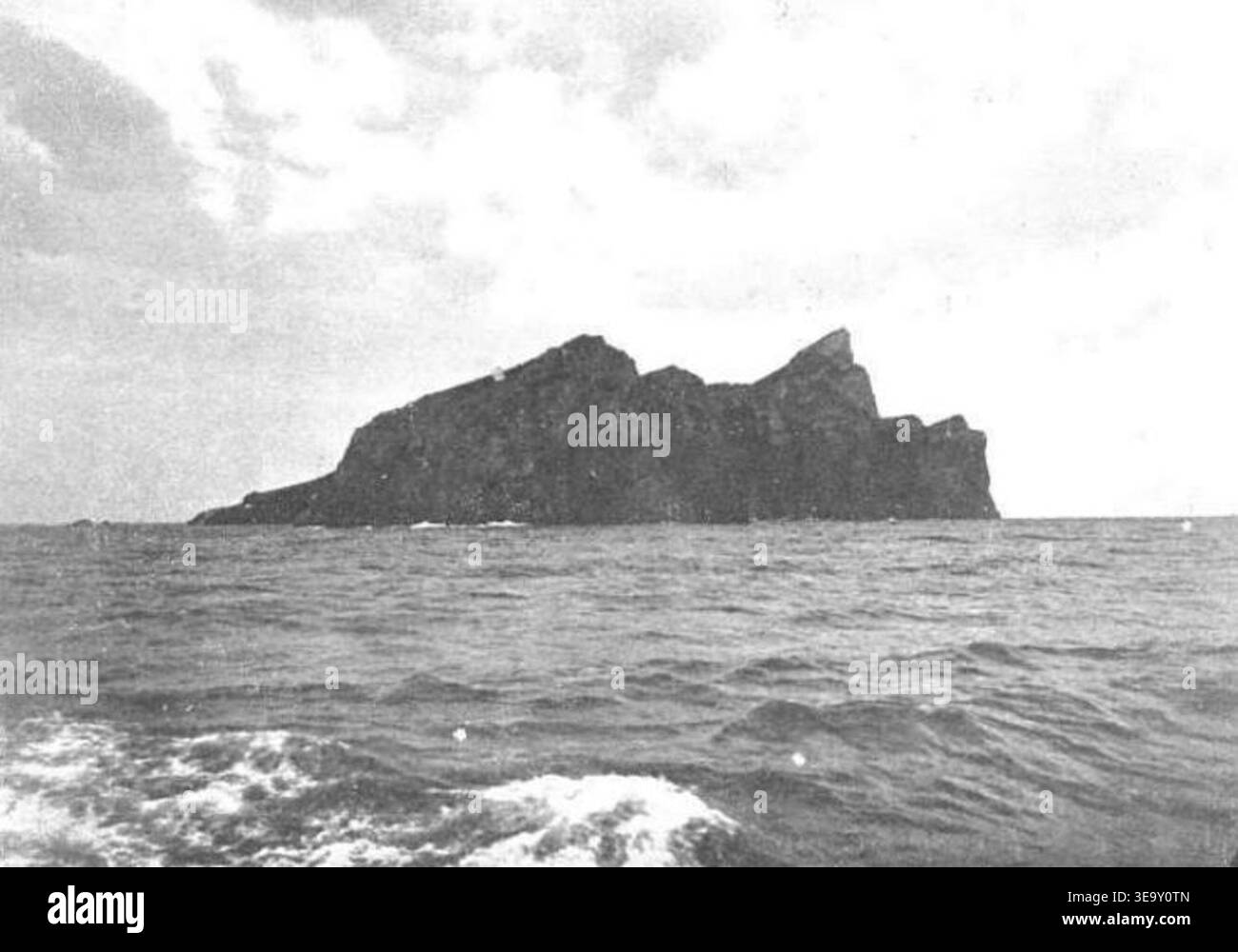 Dragonera è un'isola del Mediterraneo, spesso raffigurata nell'arte e nella letteratura catalana. Presente in *il·lustració Catalana* (1908), l'illustrazione nel numero 264 (2a edizione) riflette la storia culturale e naturale della regione. La registrazione fotografica di archivio documenta la rappresentazione visiva di questa pubblicazione. Foto Stock