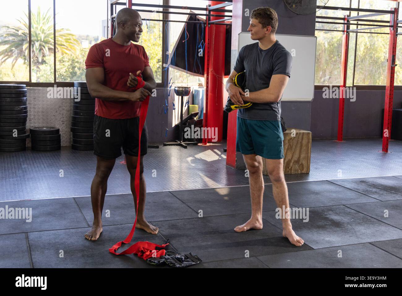 Il formatore inizia la perforatrice da ginnastica con cinghia rossa per l'apprendista, linee animate che evidenziano forma e REP Foto Stock