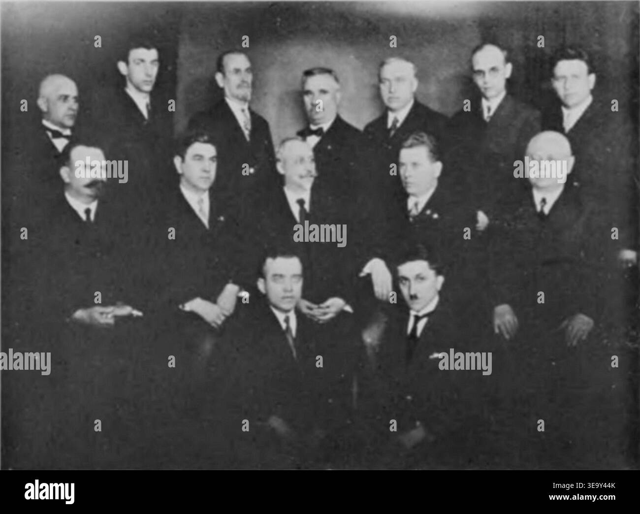Il cometee SMEO e ante Pavelich furono figure chiave durante gli anni '1930 nel contesto delle organizzazioni sindacali e dei movimenti politici. Questa fotografia d'archivio probabilmente documenta una riunione o un evento che coinvolge il Comitato (SMEO) e ante Pavelich, concentrandosi sul loro ruolo nella definizione della politica del lavoro durante questo periodo. Foto Stock